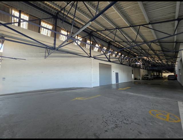 650M² WAREHOUSE TO LET IN PAARDEN EILAND